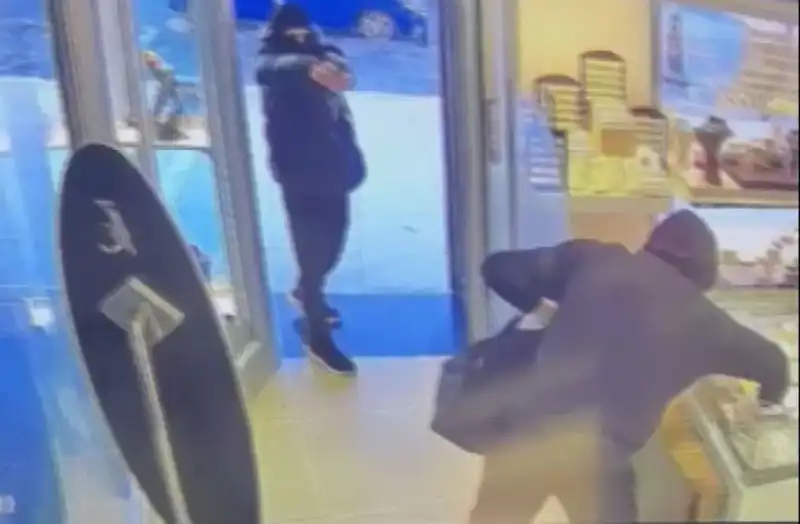 Ümraniye'de Maskeli Soyguncuların Silahlı Girişimi Büyük Panik Yarattı