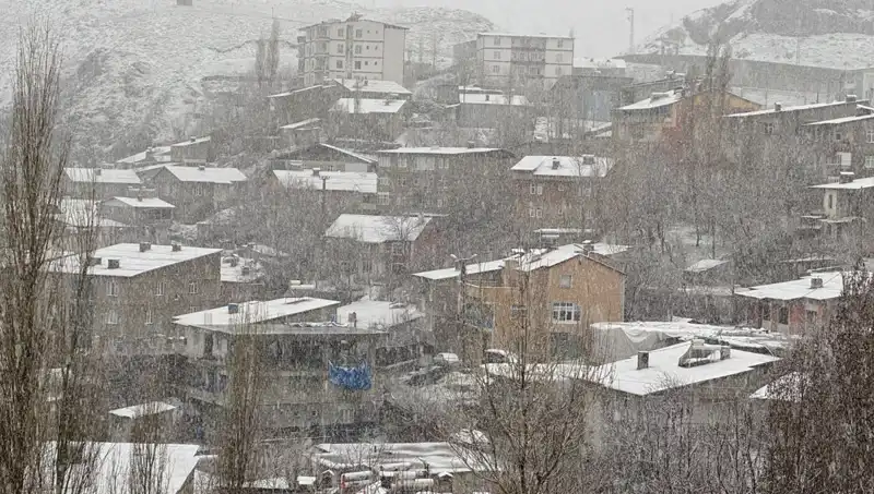 Hakkari'de Nisan Ayında Beklenmedik Kar Yağışı Sürprizi