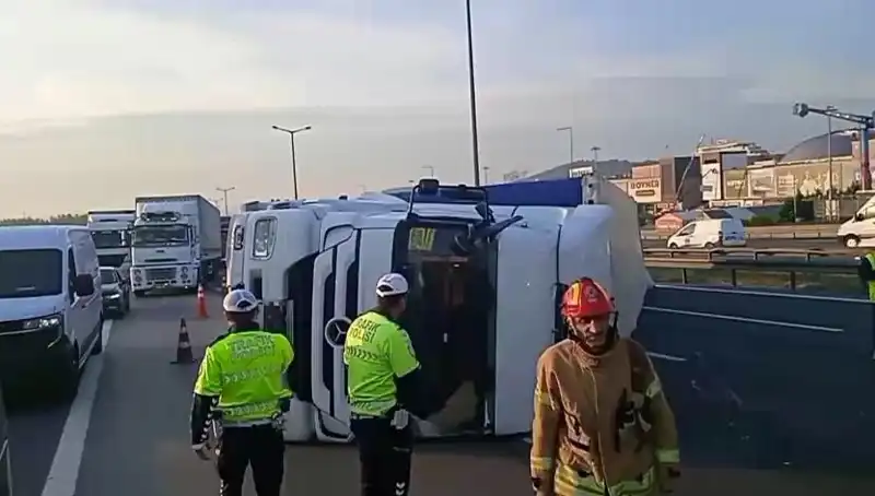 Pendik TEM Otoyolu'nda TIR Devrildi: İstanbul Yönünde Büyük Yoğunluk Oluştu