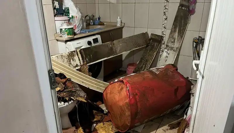 Ege Bölgesi'nde Fırtına Alarmı: Ağaç Devrildi, Caddeler Karla Kaplandı