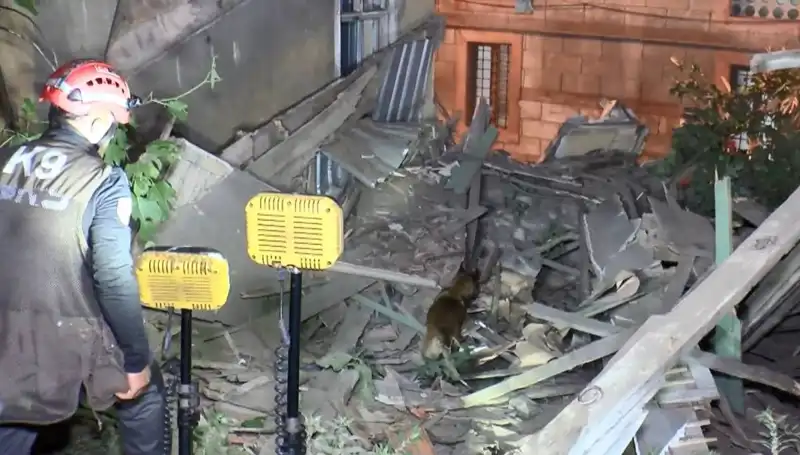 İstanbul'da Deprem Sonrası Hasar Alan Bina: Çöküşün Detayları ve Nedenleri
