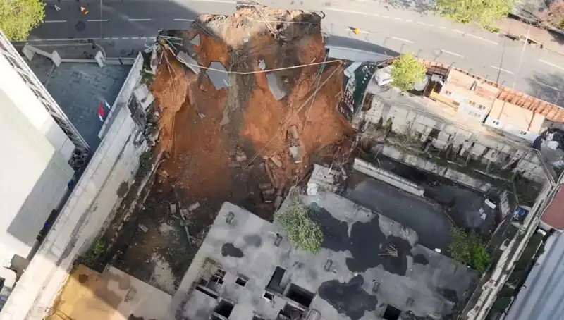 Sarıyer'de Ani Yol Çökmesi: Cadde Trafiğe Kapatıldı, Halk Endişeli