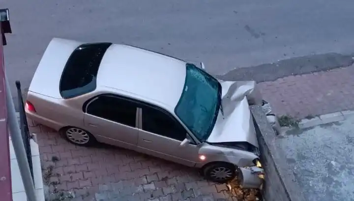 Kontrolü Kaybeden Araç Duvara Çarptı: Kaza Sırasındaki Görgü Tanıkları Konuştu