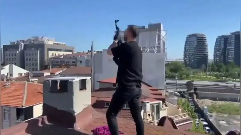 İstanbul'da Gerilim Dolu Operasyon: Çatıdan Bacaya Gizlenen Suçlular