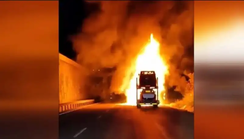 Otomobil Yüklü Tırda Yangın: 8 Araç Alevlere Teslim Oldu