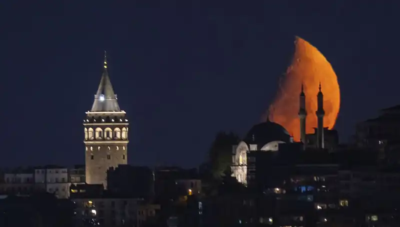 İstanbul'da Yarım Ay Simgesi: Tarih, Kültür ve Gizemle Dolu Bir Gecenin Hikayesi