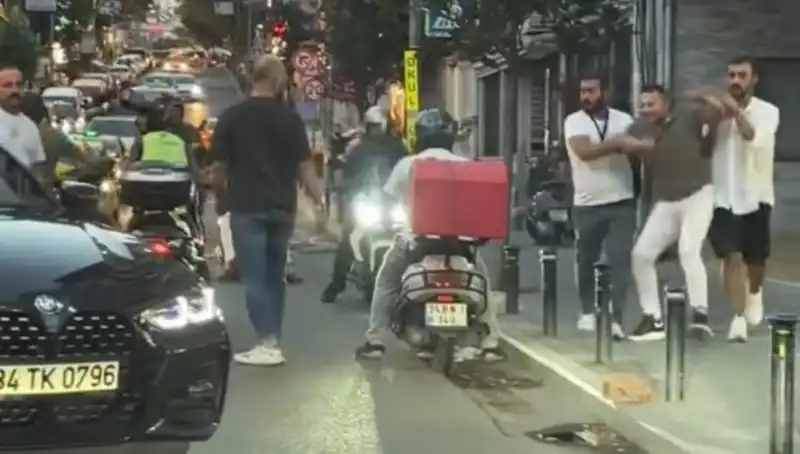 Nişantaşı'nda Yol Verme Kavgası: Kadına Sopayla Saldırı!