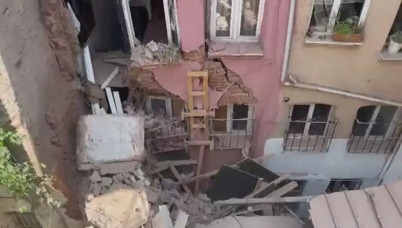 İstanbul'da Şok Olay: Üç Katlı Binanın Balkonu Çöktü!