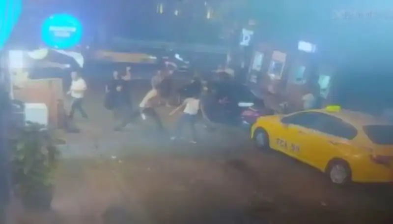 Beyoğlu'nda Laf Atma Kavgası: Sokaklar Kanla Dolu