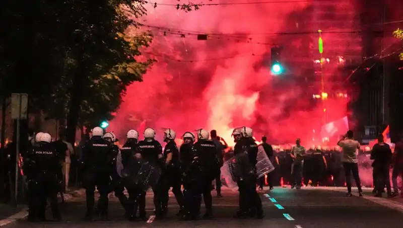 Sırbistan'da Erken Seçim Protestoları: On Binlerce Kişi Sokağa Çıktı