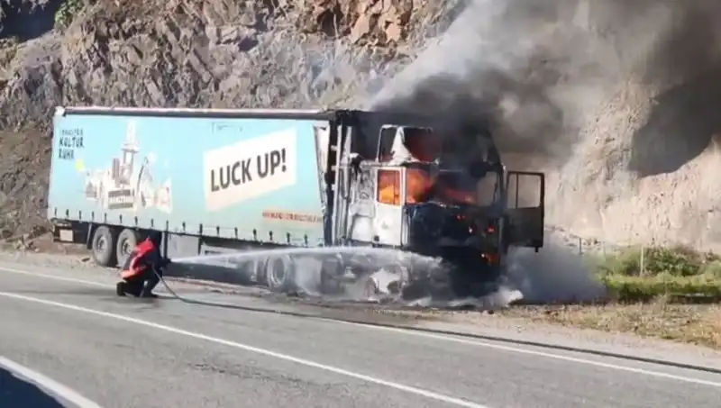 Seyir Halindeyken Alev Alev Yanan TIR, Yolculuğu Korku Dolu Anlara Dönüştürdü