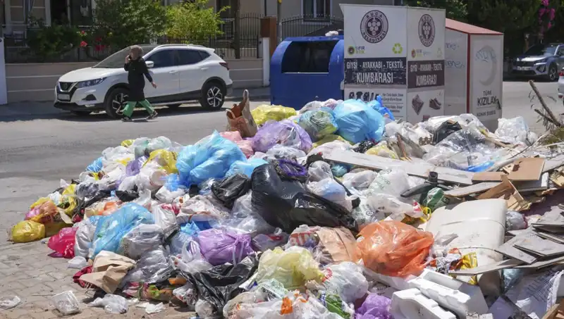 İzmir’de Artan Çöp Yığınları: Neden ve Çözüm Arayışları