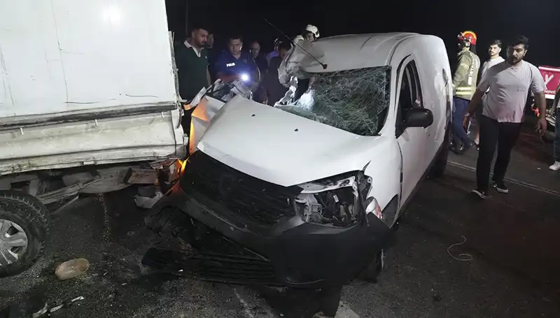 İstanbul'da Feci Kaza: 3 Kişi Hastaneye Kaldırıldı, Olay Anı Kamerada