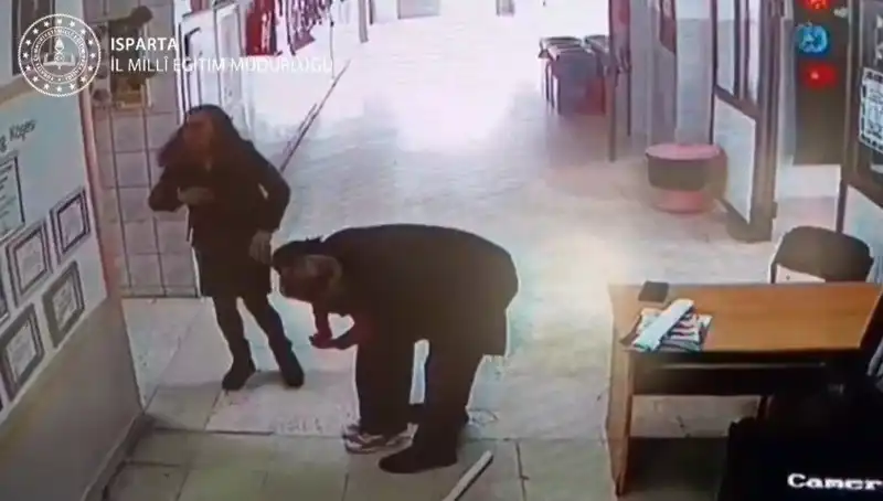Öğretmen Görevini Yerine Getirdi: Heimlich Manevrası ile Öğrencisini Kurtardı