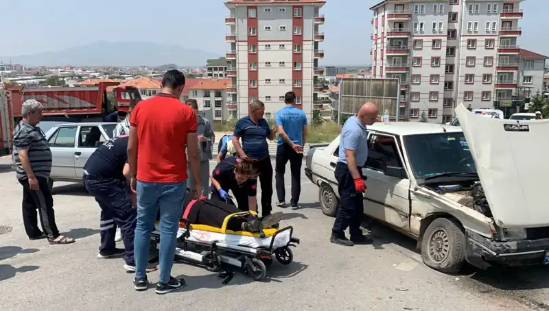 Kavşakta Dehşet Verici Kaza: İki Kişi Yaralandı