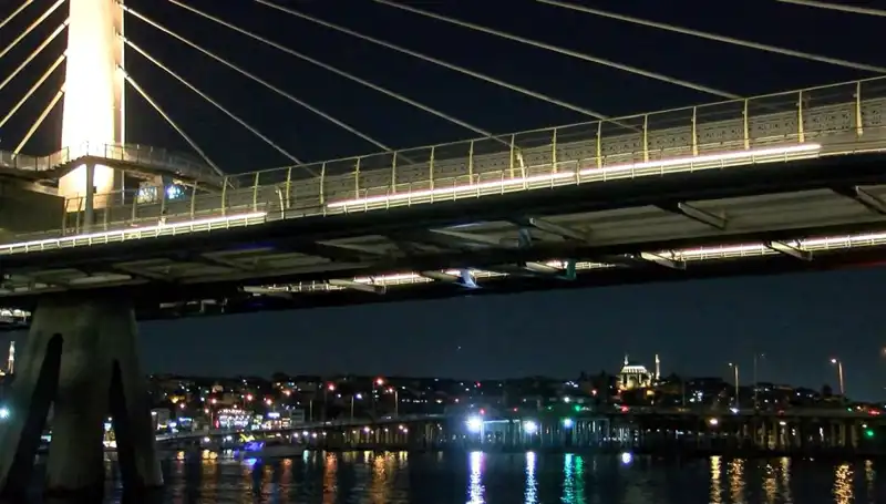 Metro Köprüsünden Denize Düşen Kişinin Akıbeti Merak Ediliyor