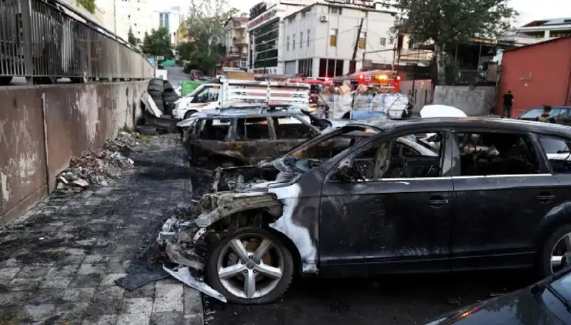 Sanayide Bekleyen Araçlar Korkunç Yangında Alev Alev Yandı!