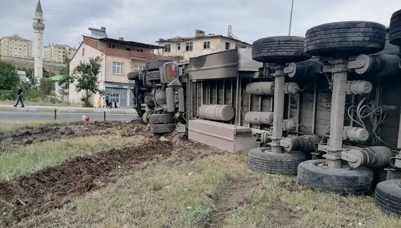 Erzurum’da Freni Boşalan TIR, Kahreden Kazaya Neden Oldu
