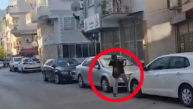 İzmir'de Saldırganla Çatışma Anları: Güvenlik Güçleri Harekete Geçti