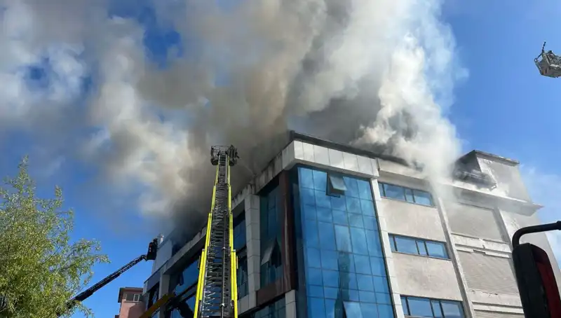 Esenyurt'ta Tekstil Atölyesinde Çıkan Yangın, İtfaiye Ekibini Zorladı!