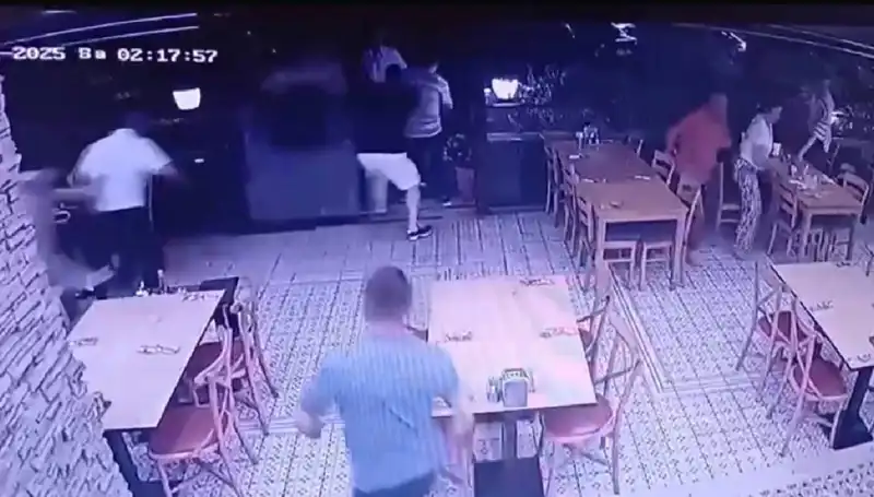 Deprem Anının Şok Edici Görüntüleri Güvenlik Kamerasında Yakalandı