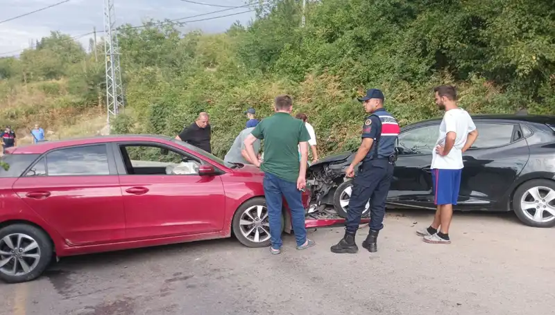 Karamürsel'de Trafik Kazası: İki Otomobil Çarpıştı, 4 Kişi Yaralandı