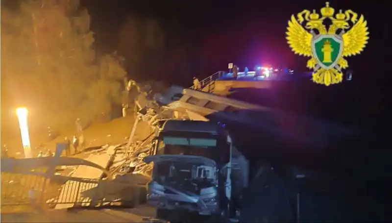 Rusya'da Köprü Trafik Felaketi: Tren Üzerine Çöktü, Can Kaybı Yaşandı