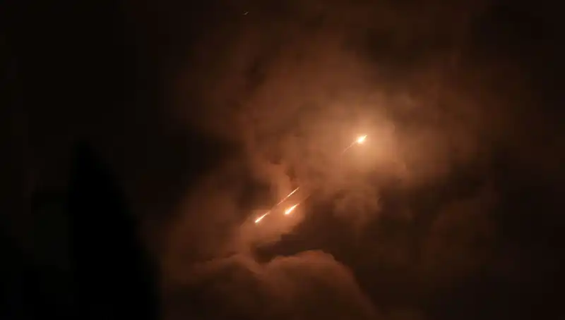 İran’ın Gece Füzeli Saldırılarının Gizemi: Neden Tercih Ediliyor?