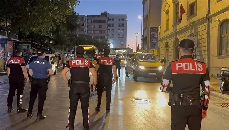 İstanbul'da Asayiş Operasyonları: 4 Saatte Yüzlerce Gözaltı Yapıldı