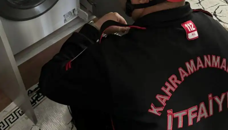 Çamaşır Makinesine Sıkışan Kediye İtfaiye Ekipleri Kurtarıcı Oldu
