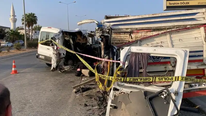 Mersin'de Tatil Yolunda Korkunç Kaza: İki Can Alan Trafik Faciası