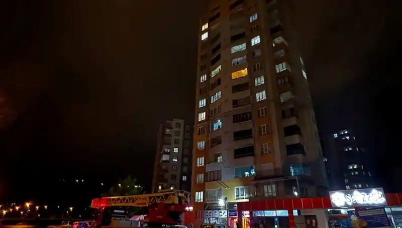 Yıldırım Düşmesi Sonrası Apartman Çatısında Neler Oldu?