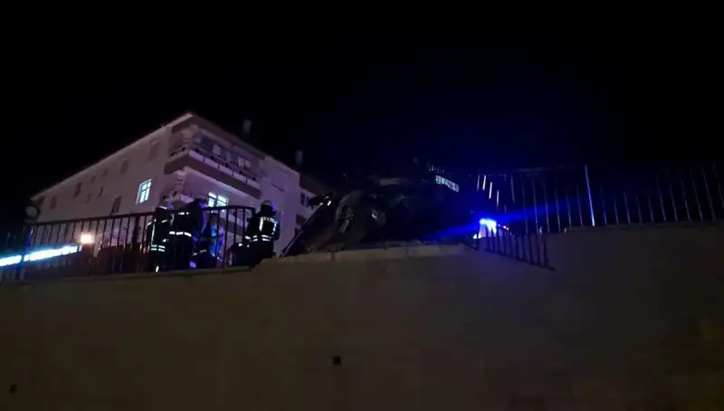 Kontrolden Çıkan Araç Bariyere Çarparak Asılı Kaldı: Gözler Olay Yerinde