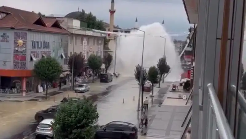 İçme Suyu Hattında Patlama: Su Fışkırması Şehri Durdurdu!