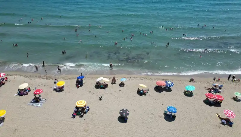 Tekirdağ'da Sıcak Havalara Rağmen Plajlar Dolup Taşıyor