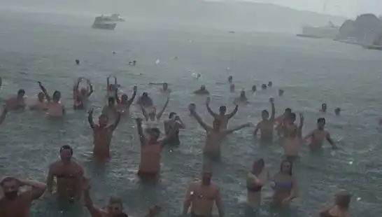 İstanbul'da Yağmura Rağmen Bebek Sahili'nde Yaz Eğlencesi!