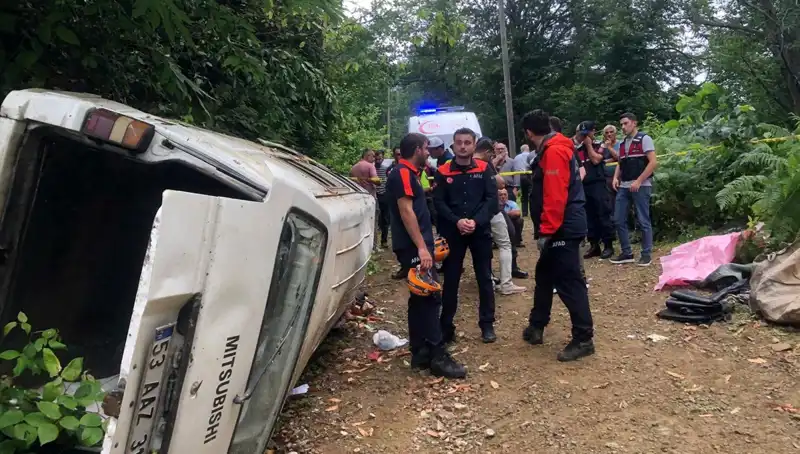 Rize'de Minibüs Kazası: Yamaçtan Yuvarlanan Araçta İki Kayıp, Üç Yaralı