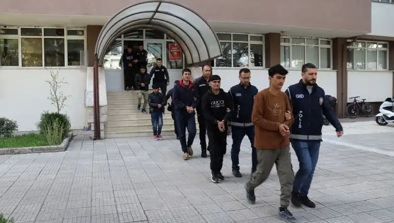 Düzensiz Göçmenlerin Rüzgârı: İki İlde 21 Şahıs Yakalandı