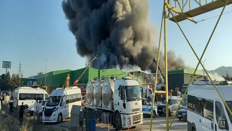 Gönen’de Fabrika Yangını: İşçilerin Kimlikleri ve Durumu Merakla Bekleniyor