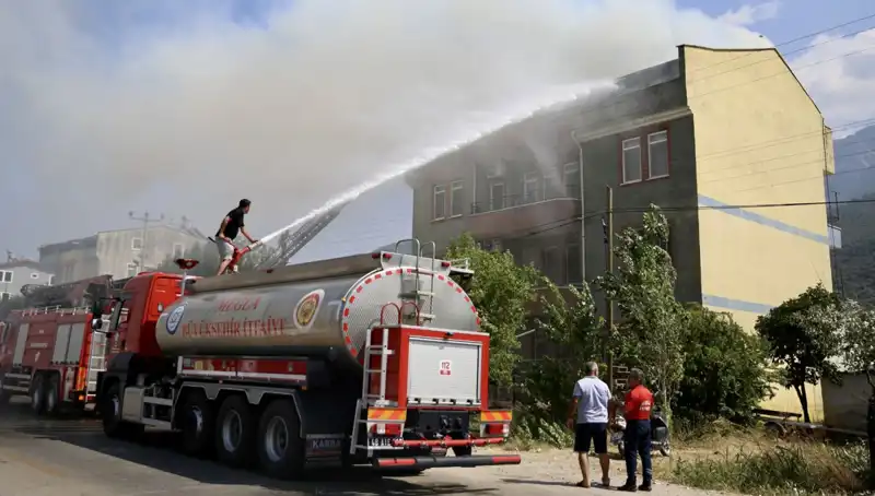 Çatı Katında Patlayan Yangın, Mahalleyi Korku İçinde Bıraktı