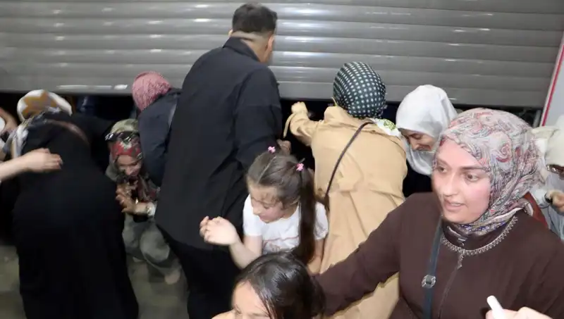 Alışveriş Merkezinde Yüzde 50 İndirim Fırtınası: Müşteriler Dolaşıyor!