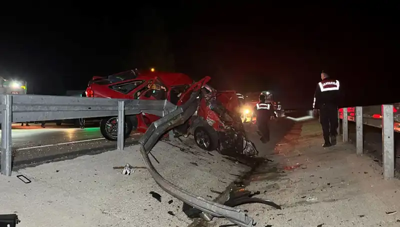 İstanbul'da Korkunç Kaza: Bariyerlere Çarpan Otomobilde İki Can Gitti