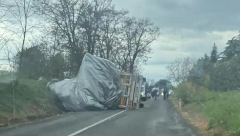 Tekirdağ'da Saman Yüklü TIR Devrildi: Panik Anları Yaşandı!