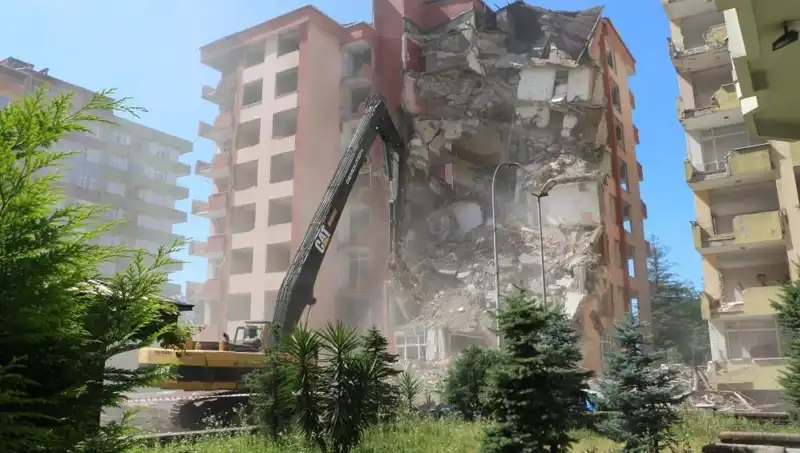 Dalgalar İzmir’de İki Binayı Yıktı: Deprem Korkusu Yerini Panik ve Belirsizliğe Bıraktı