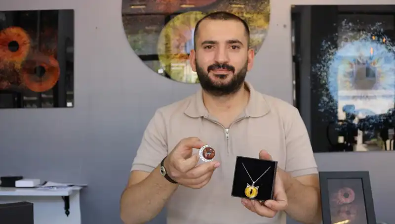 Işıkların Arasındaki İris: Fotoğrafları Takı ve Tabloda Hayata Döndüren Sanatçı