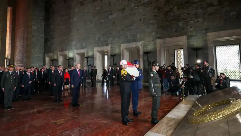 Devlet Yetkilileri Anıtkabir'i Ziyaret Etti: Anma Törenine Yoğun İlgi