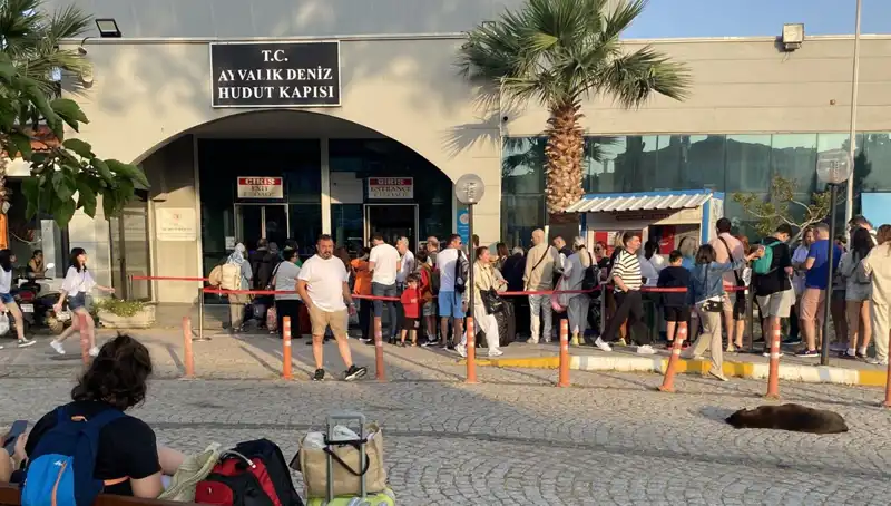 Beyaz Kumlar ve Mavi Sular: Midilli Adası'na Bayram Akını
