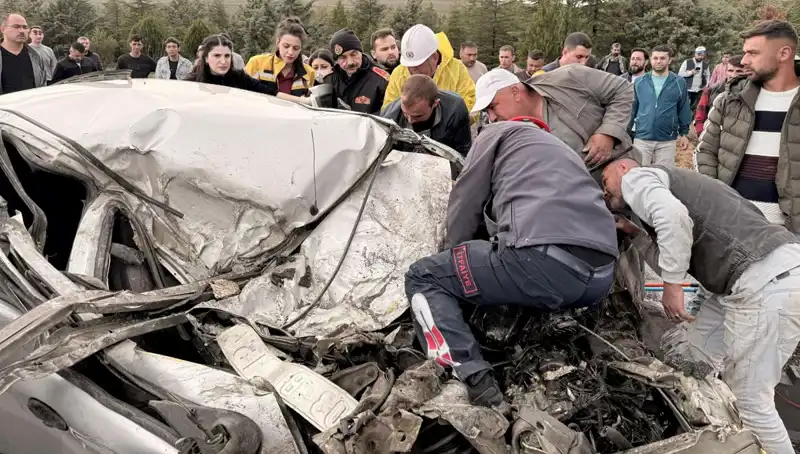 TIR Kazası Nedeniyle Facia: Araç Kağıt Gibi Ezildi!