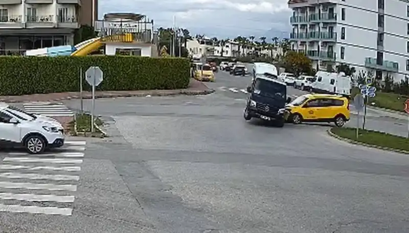 Kavşakta Feci Kaza: Minibüs ve Taksi Çarpışması Sonucu Yaralılar Var