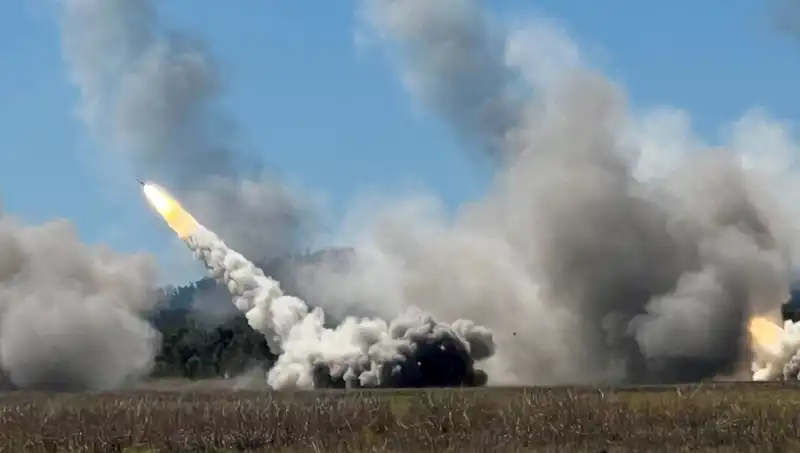 Avustralya'nın Askeri Tarihinde Bir İlk: HIMARS Atışı Gerçekleşti